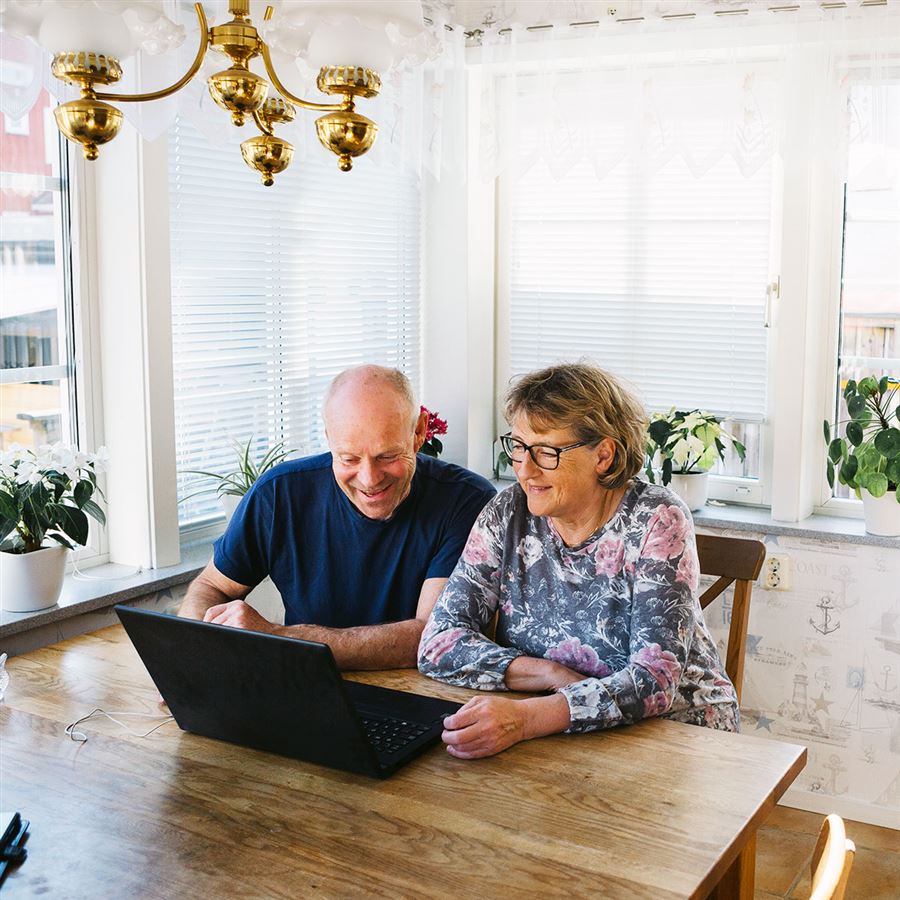 couple sitting in a kitchen  - Handelsbaken.se